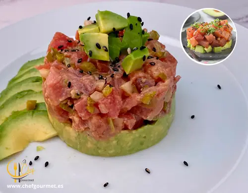 Tartar de atún con aguacate presentado en forma de torre, con dados de atún marinado, aguacate, sésamo y cebollino sobre plato blanco