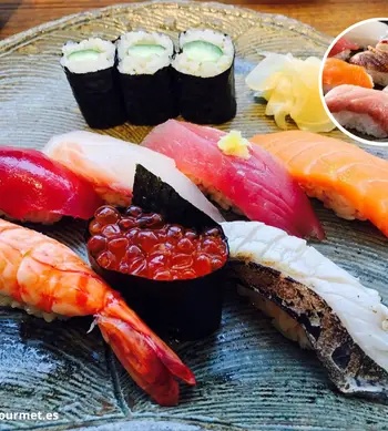 Piezas de sushi Edomae con cortes de pescado fresco sobre arroz, dispuestas en bandeja con wasabi y jengibre encurtido