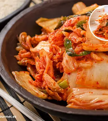 Kimchi coreano casero servido en cuenco, preparado con col fermentada, ajo, jengibre y chile rojo en polvo