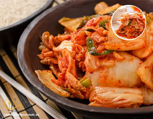 Kimchi coreano casero servido en cuenco, preparado con col fermentada, ajo, jengibre y chile rojo en polvo