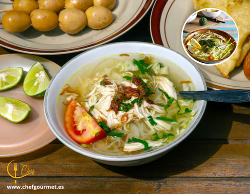 Bol de Soto Ayam indonesio con caldo amarillo, pollo desmenuzado, fideos de arroz, huevo cocido, lima y brotes de soja