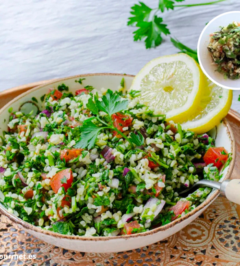 Ensalada tabbouleh libanesa en bol blanco, con bulgur, perejil picado, tomate, menta y aliño de limón y aceite de oliva