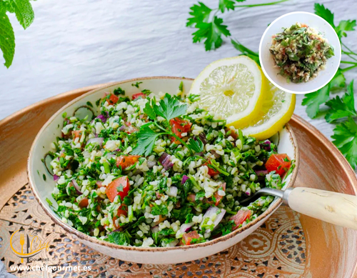 Ensalada tabbouleh libanesa en bol blanco, con bulgur, perejil picado, tomate, menta y aliño de limón y aceite de oliva