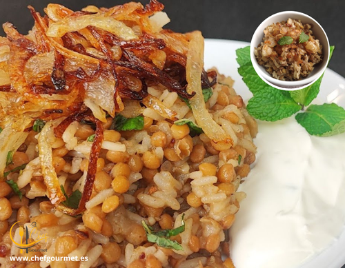 Plato de mujaddara libanés con arroz y lentejas mezclados, cubiertos con cebolla caramelizada crujiente, servido en bol rústico