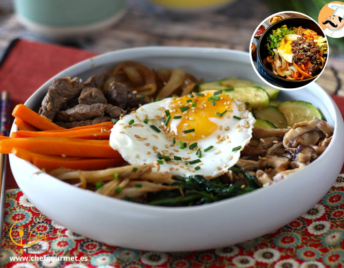 Bol de bibimbap coreano con arroz blanco, espinacas, zanahoria, calabacín, carne salteada y huevo frito, decorado con salsa picante gochujang