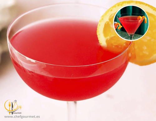 Cóctel Cosmopolitan en copa tipo Martini, de color rosa, hecho con vodka, arándano, triple sec y lima, decorado con rodaja de lima