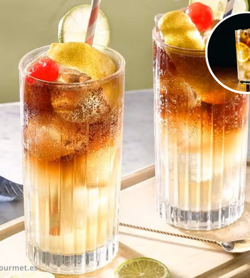 Cóctel Long Island Iced Tea servido en vaso alto con hielo, mezcla de cinco licores, zumo de limón y cola, decorado con rodaja de limón