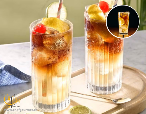 Cóctel Long Island Iced Tea servido en vaso alto con hielo, mezcla de cinco licores, zumo de limón y cola, decorado con rodaja de limón