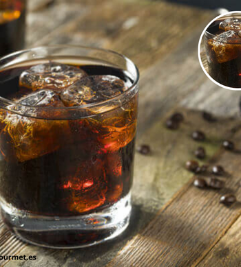 Cocktail Black Russian con vodka y Kahlúa, servido sobre hielo