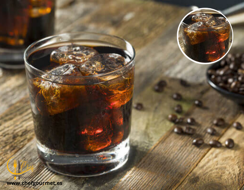 Cocktail Black Russian con vodka y Kahlúa, servido sobre hielo