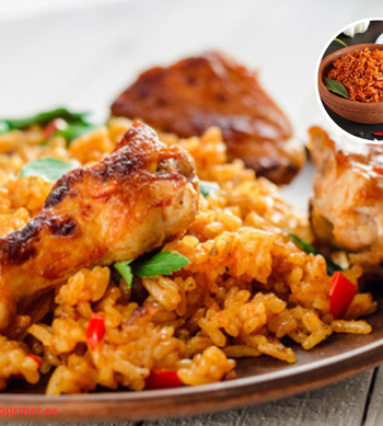 Plato de Arroz Jollof con pollo, receta tradicional de Nigeria y Ghana.