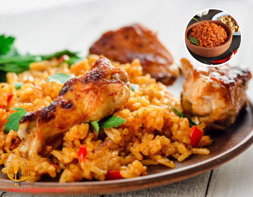 Plato de Arroz Jollof con pollo, receta tradicional de Nigeria y Ghana.