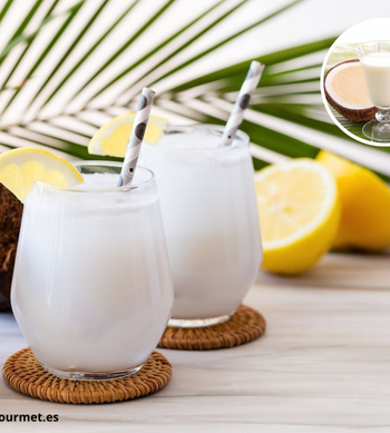 Cóctel Coco Loco presentado en coco natural con crema de coco, ron, jugo de piña y decoración tropical.