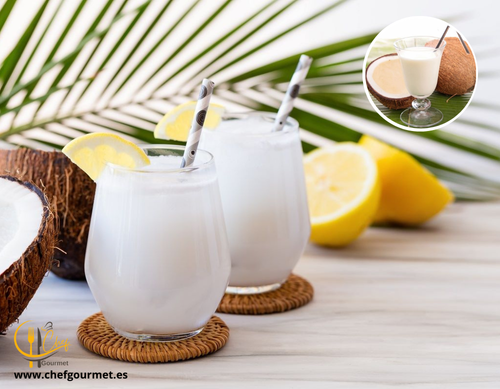 Cóctel Coco Loco presentado en coco natural con crema de coco, ron, jugo de piña y decoración tropical.