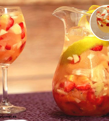 Cóctel Clericot de Melocotón con vino blanco y melocotón fresco.