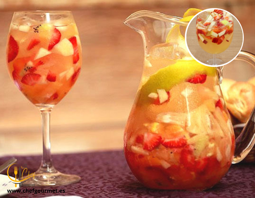 Cóctel Clericot de Melocotón con vino blanco y melocotón fresco.