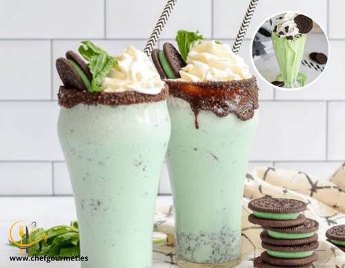 Milkshake de menta Oreo en un vaso con hielo y galletas Oreo decorativas