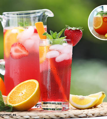 Vaso de limonada de fresas fresca con limón y fresas decorativas