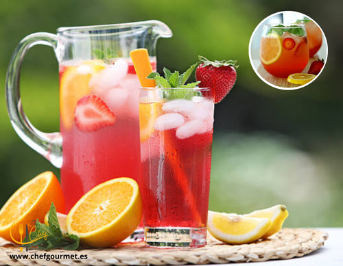 Vaso de limonada de fresas fresca con limón y fresas decorativas