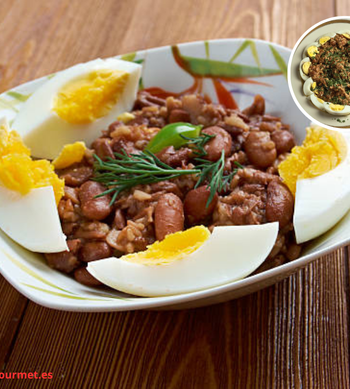 Tazón con Ful Medames, guiso tradicional de habas cocidas con ajo, limón y huevo duro, receta típica egipcia