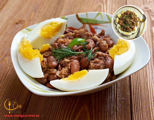 Tazón con Ful Medames, guiso tradicional de habas cocidas con ajo, limón y huevo duro, receta típica egipcia