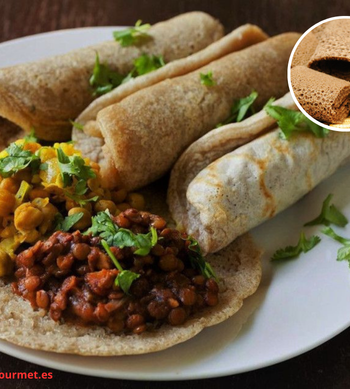 Injera etíope con wat suave, guiso de lentejas y verduras, receta saludable y tradicional.