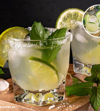 Cóctel Caipiraña en vaso corto, preparado con ron, lima en trozos, azúcar y mucho hielo, estilo tropical