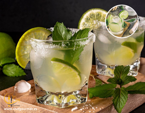 Cóctel Caipiraña en vaso corto, preparado con ron, lima en trozos, azúcar y mucho hielo, estilo tropical