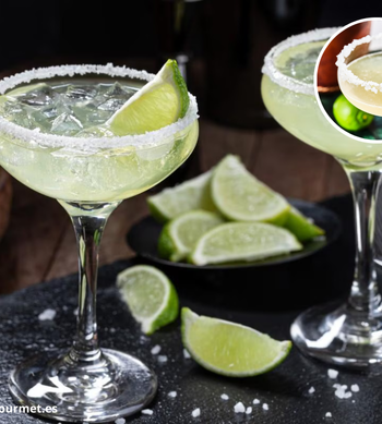 Cóctel Margarita en copa escarchada con sal, preparado con tequila, lima y triple sec, decorado con una rodaja de lima