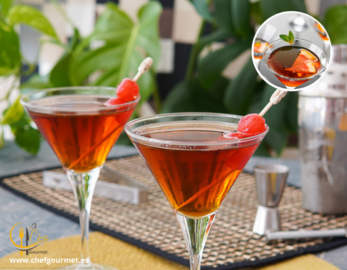 Cóctel Manhattan en copa de cóctel, mezcla de whisky, vermut rojo y angostura, decorado con cereza