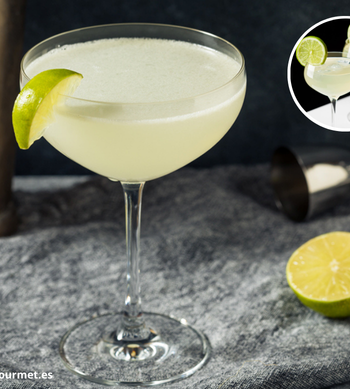 Cóctel Daiquiri en copa fría, mezcla de ron blanco, lima y azúcar, decorado con una rodaja de lima