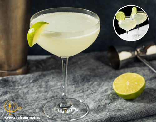 Cóctel Daiquiri en copa fría, mezcla de ron blanco, lima y azúcar, decorado con una rodaja de lima