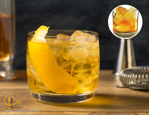 Cóctel Rusty Nail en vaso corto con hielo, mezcla de whisky escocés y Drambuie, decorado con piel de limón
