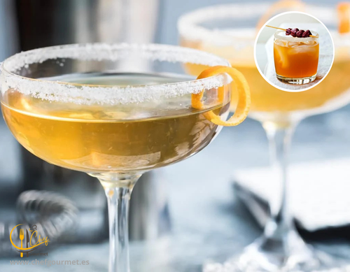 Cóctel Sidecar en copa de cóctel escarchada con azúcar, mezcla de coñac, triple sec y limón, decorado con naranja