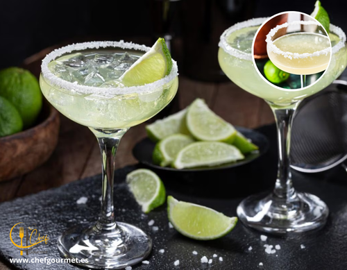 Cóctel Margarita en copa escarchada con sal, preparado con tequila, lima y triple sec, decorado con una rodaja de lima
