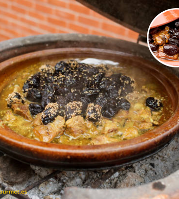 Tagine de cordero con ciruelas, almendras y especias marroquíes.