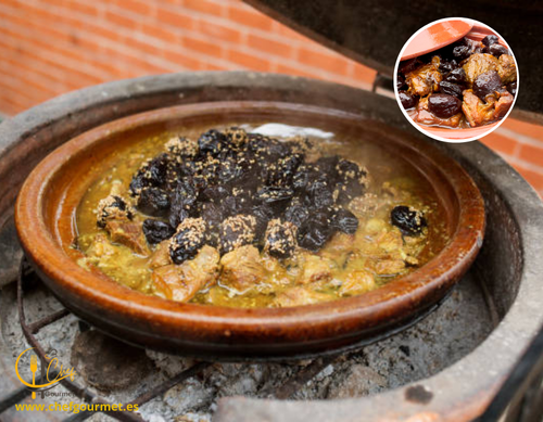 Tagine de cordero con ciruelas, almendras y especias marroquíes.