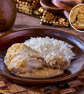 Poulet Yassa, un plato senegalés de pollo marinado con limón, cebolla y mostaza.