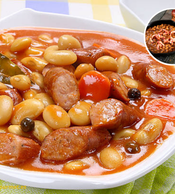Caparrones riojanos con chorizo y panceta servidos en plato tradicional