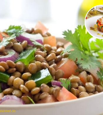 Ensalada de lentejas con atún y verduras frescas en bol de cerámica