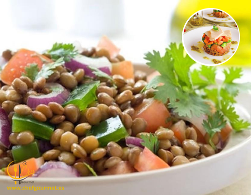 Ensalada de lentejas con atún y verduras frescas en bol de cerámica
