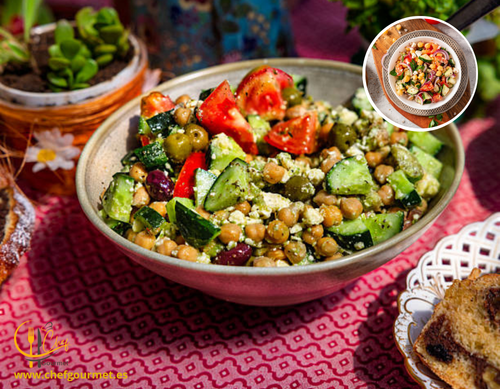 Ensalada de garbanzos con hortalizas frescas, aceitunas y atún, ideal para una comida saludable